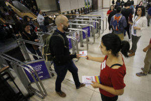 Metro le enseña decencia en un tuit a fanáticos religiosos que reclamaban contra campaña 