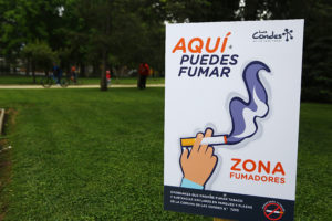 Casi un centenar de partes se han cursado a fumadores en parques y plazas de Las Condes