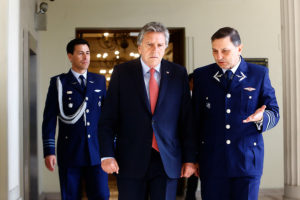 Ministro de Defensa rechaza cambio de nombre de Aeropuerto de Santiago