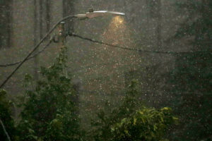 Imprevista lluvia genera complicaciones y cortes de energía en Santiago