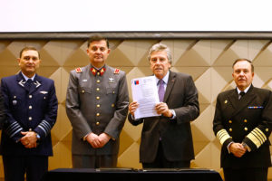 Ministro Espina ratifica en su cargo a comandante en jefe del Ejército