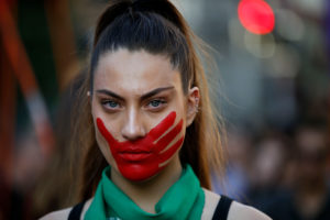 Manifestantes marchan por la Alameda contra la violencia machista