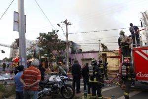 Incendio arrasó con tres locales comerciales y 5 viviendas en Estación Central