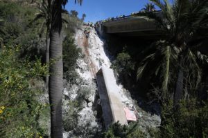 Milagrosa salvada de chofer de camión que cayó a barranco de 30 metros