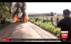 VIDEO | Cámaras de CNN logran captar cómo queman móvil de prensa robado a TVN en Ercilla