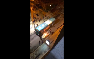 VIDEO | Captan el momento exacto cuando Transantiago atropelló a encapuchado que intentó bloquearle el paso