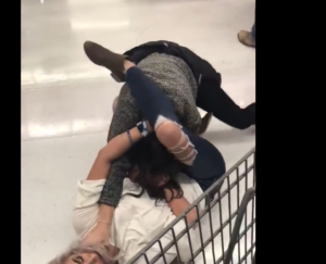 VIDEO | La brutal pelea estilo lucha libre por comprar en Walmart en el Black Friday