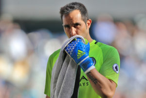Manchester City le bajará la cortina a Claudio Bravo y apostará por otro arquero en enero