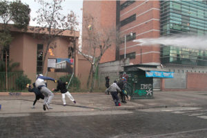 Detienen a 4 alumnos del Liceo Darío Salas por arrojar molotovs a carabineros