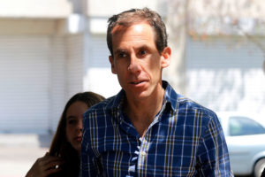 Actor Héctor Morales ironiza con alcalde Alessandri luego de asegurar que en cines revisan bolsos y mochilas