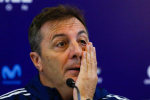 Frank Kudelka ironizó con el árbitro Maza: “Me quedaré en la banca sin hacer nada