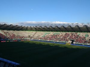 VIDEO | Denuncian que Carabineros requisa banderas mapuche en Estadio Germán Becker de Temuco