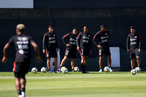 Jean Beausejour no pudo terminar el entrenamiento de la Roja