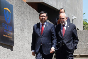 Abbott se reúne con fiscales: 