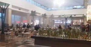 VIDEO | Lluvia genera colapso de techo de patio de comidas de Mall Florida Center
