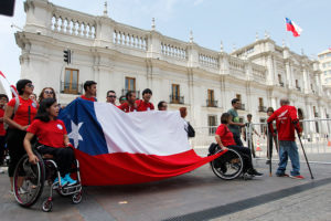 Deportistas paralímpicos se manifiestan en La Moneda en rechazo al bajo presupuesto