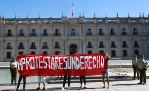 Estudiantes se manifestaron frente a La Moneda en protesta por Aula Segura