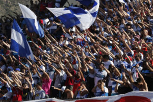FOTOS | Boric viraliza lienzo que las hinchas de la UC desplegaron en San Carlos de Apoquindo