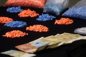 Detienen a mujer en el aeropuerto con más de 9.000 pastillas de éxtasis