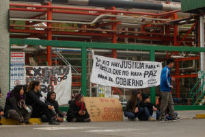 Estudiantes protestan en oficinas de Oxiquim por contaminación en Quintero