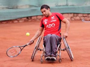 Seleccionado paralímpico Robinson Méndez comparte su experiencia de vida en Feria Inclusiva en Hualpén