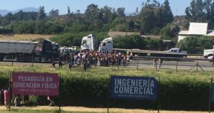 VIDEO | Estudiantes de la U. del Pacífico cortan el tránsito en la Autopista del Sol
