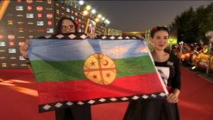 VIDEO | Diputadas Vallejo y Cariola desplegaron bandera mapuche en plena transmisión del Copihue de Oro