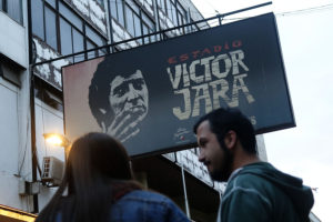 Desconocidos rayan tumba de Víctor Jara con ofensivo mensaje