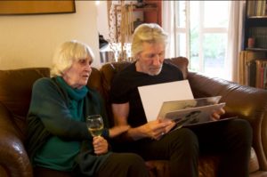 Roger Water visita a Joan Turner, viuda de Víctor Jara previo a concierto en el Estadio Nacional