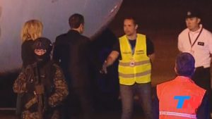VIDEO | Operador del aeropuerto de Argentina tuvo que darle la bienvenida a Macron porque nadie lo fue a recibir