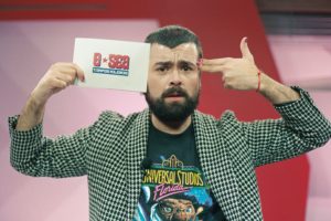 Obvio que sí, conductor del noticiero del momento en YouTube: 