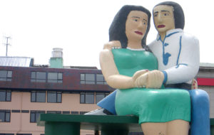 FOTO | Pareja imita tradicional escultura de Puerto Montt y se convierte en el mejor disfraz de Halloween