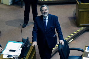 “Asumió sin cuestionar...”: Guillier le pega al Gobierno en durísimo tuit por nuevo escándalo de Carabineros