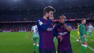 VIDEO | Prensa española revela qué le dijo Piqué a Vidal en comentada discusión tras derrota del Barcelona