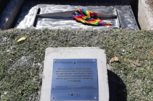 FOTOS | Movilh denuncia destrucción de Primer Monumento LGBTI en Cerro Santa Lucía