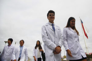 Más de 3 mil médicos extranjeros rindieron examen que los evalúa para trabajar en Chile