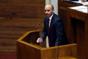 Las frases sin filtro del diputado Longton que evidencian que Camila Flores tiene a varios chatos en RN