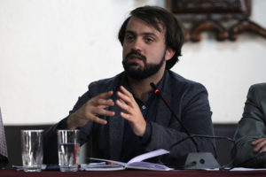 Jorge Sharp al Gobierno y Carabineros: 