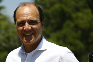 VIDEO |  Ministro Monckeberg sale a explicar frase sobre que en Chile 