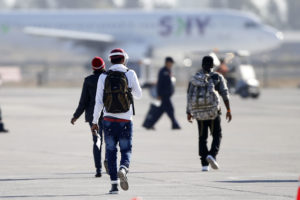 Haitianos llenan capillas de Estación Central buscando sumarse al Plan Retorno: lista de espera suma 1.300 personas