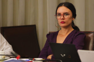 Organismo británico puso a Camila Vallejo en el top 20 de jóvenes líderes mundiales y en Chile le dijeron de todo