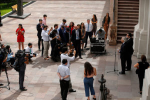 Senadores estudian fijar jornada laboral de periodistas en 45 horas semanales