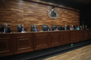 ¿Conflicto de interés?: los ministros del TC que aprobaron la objeción de conciencia y trabajan para la Universidad Católica