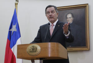 Canciller Ampuero se desmarca de Piñera: 