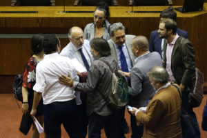 FOTOS | Cinco imágenes que muestran la pelea sin filtro entre Daniel Núñez (PC) y Jaime Bellolio (UDI)