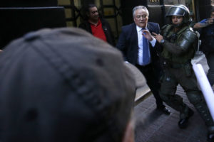 Exmilitares que fueron agredidos junto a Aróstica en el TC se querellarán por golpiza