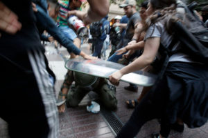 Agreden a carabinero en medio de protesta por caso Catrillanca en Santiago