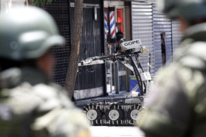 Operativo de Carabineros por cilindros de gas abandonado frente a banco en Vitacura