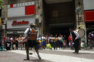 Municipalidad de Santiago busca restringir a músicos y artistas callejeros en terrazas de locales de la comuna