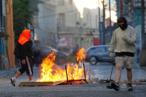 Portuarios y universitarios protestan con barricadas en Valparaíso